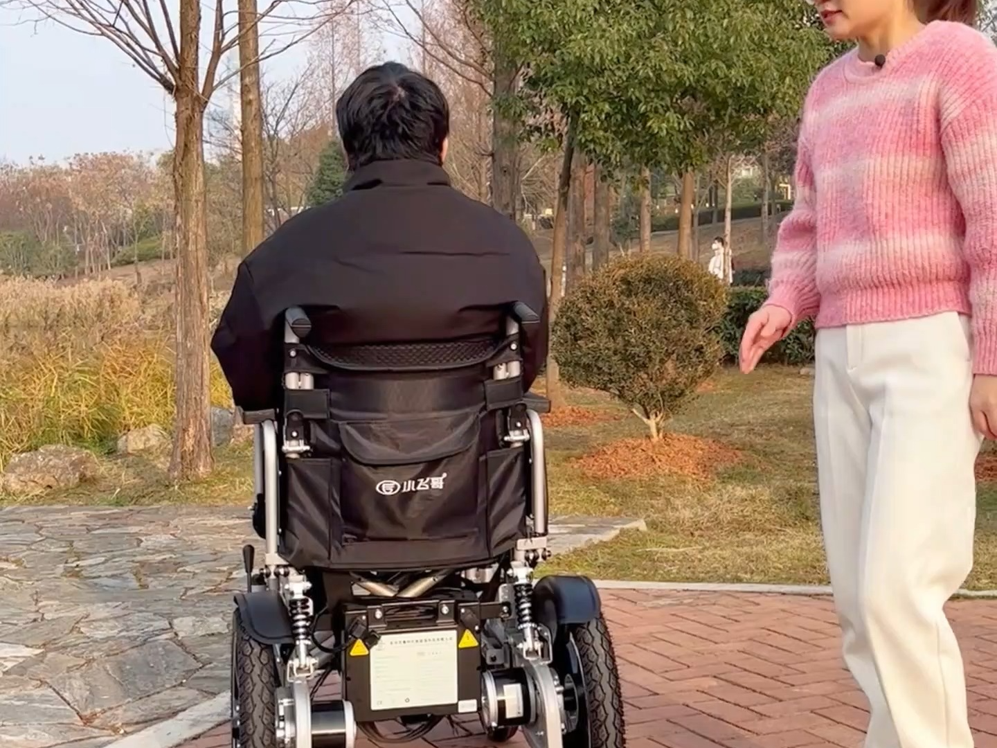 第15集:小飞哥108智能电动轮椅,后轮大弹簧大减震演示