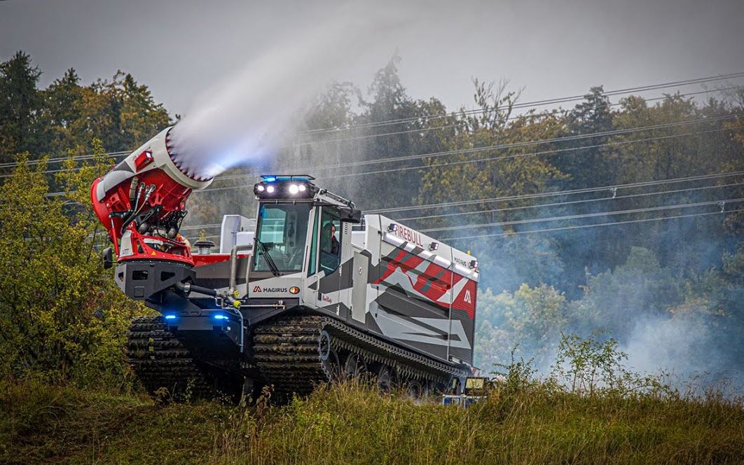 [汽车鉴赏]马基路斯firebull履带式涡扇炮消防车全球首发展示_哔哩