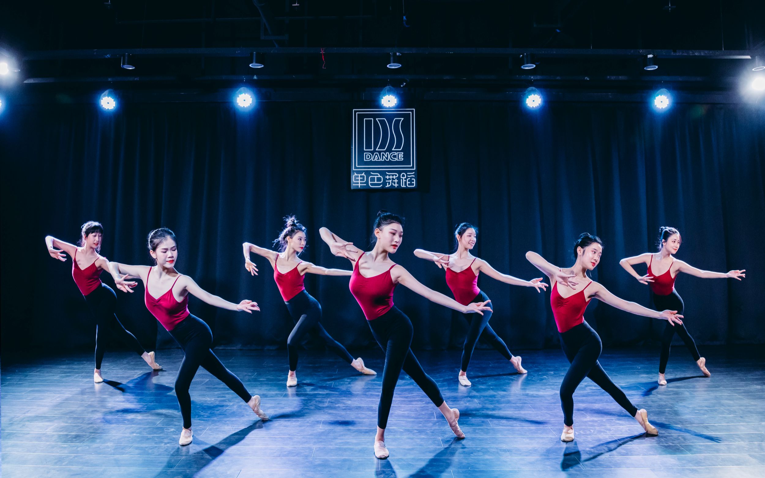 成人中国舞控制组合单色舞蹈武汉光谷馆中国舞进修班