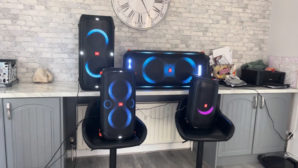 一堆 jbl partybox 系列蓝牙音箱串联 播放低音