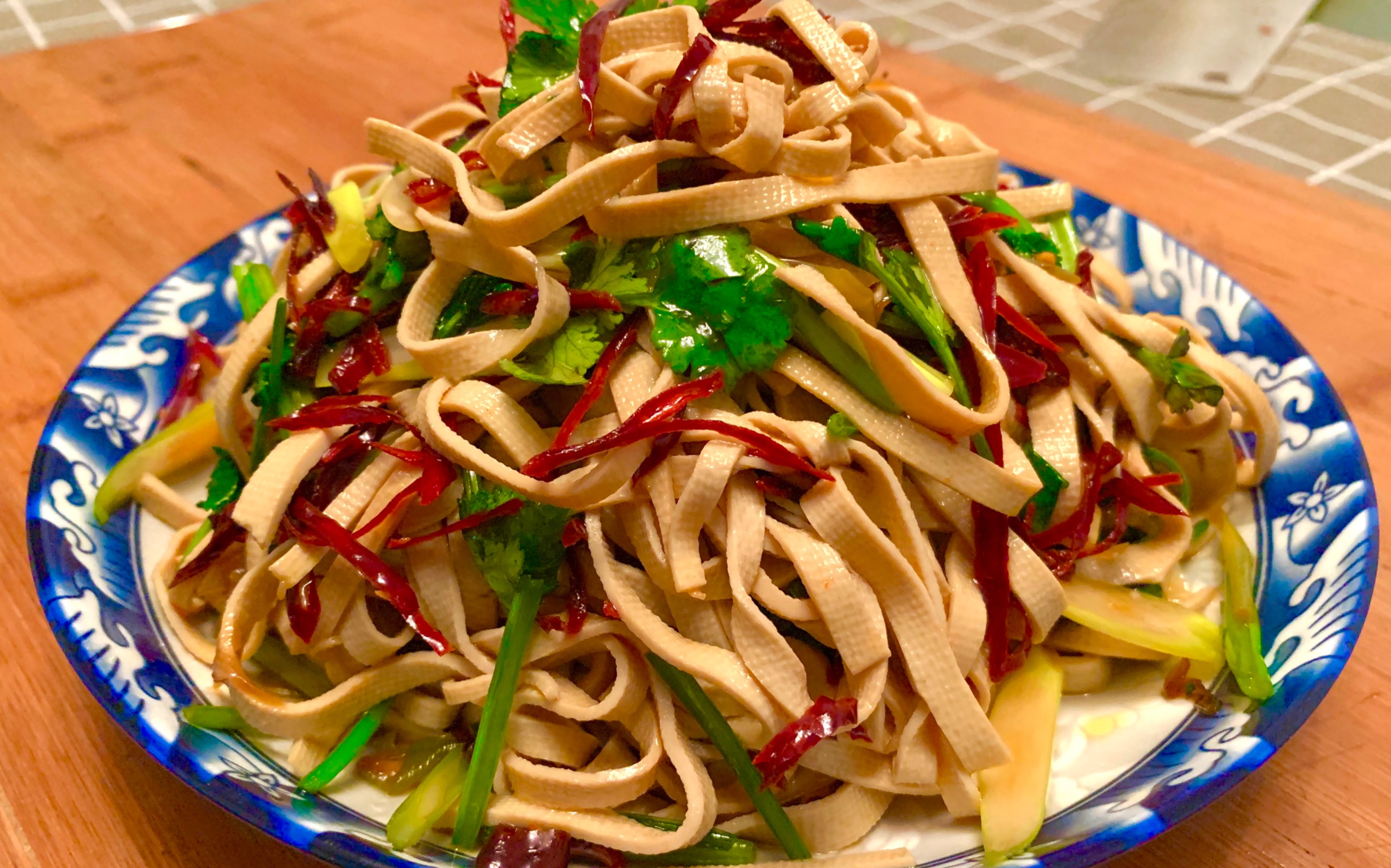 以后豆腐皮就这样吃,简单一拌色香味俱全,酒友必备下酒菜!