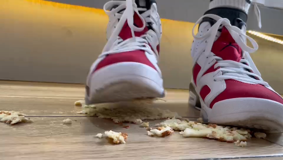 aj6篮球鞋踩踏过期面包