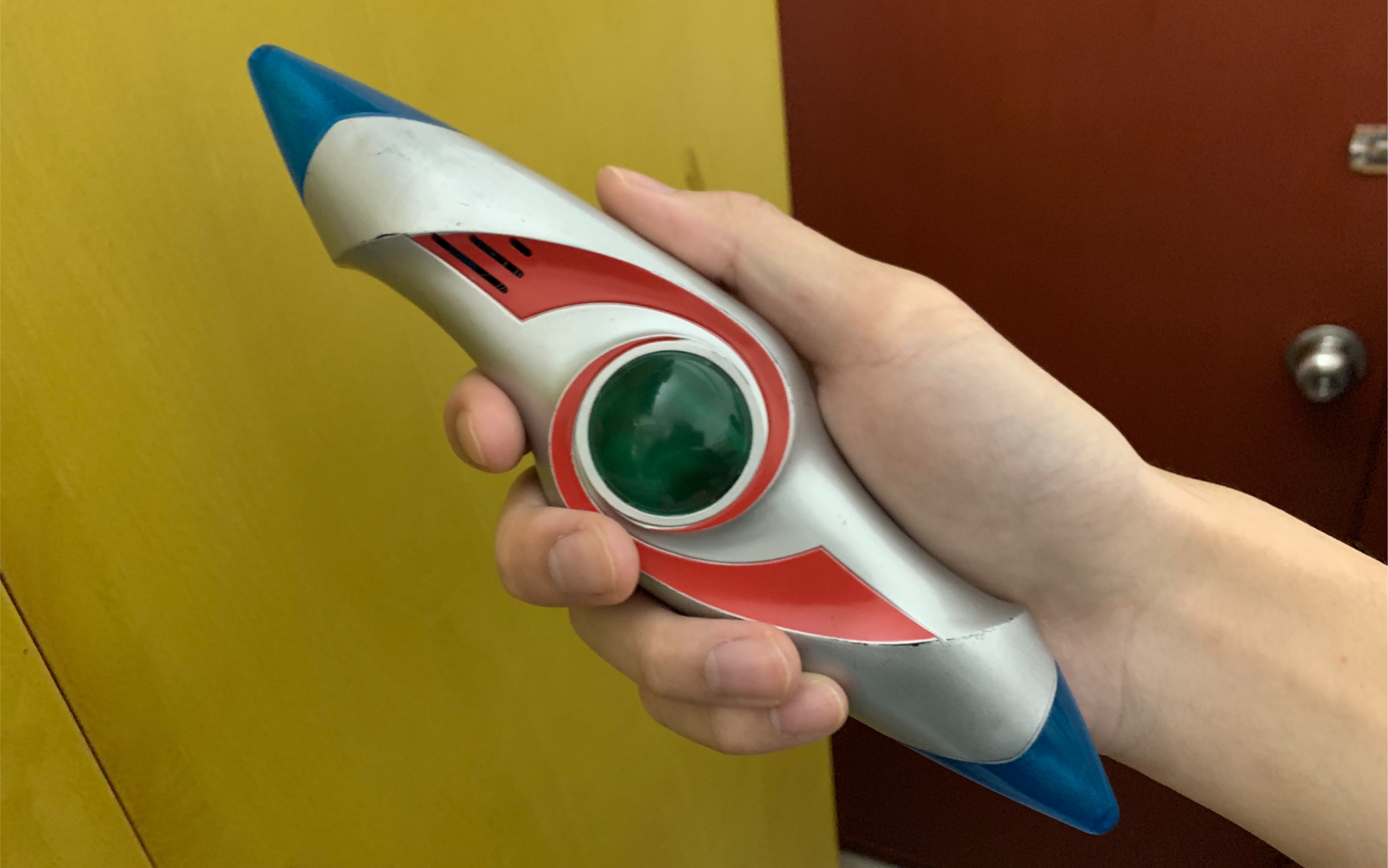 既奇特又好看的造型美国奥特曼的变身器闪光棱镜