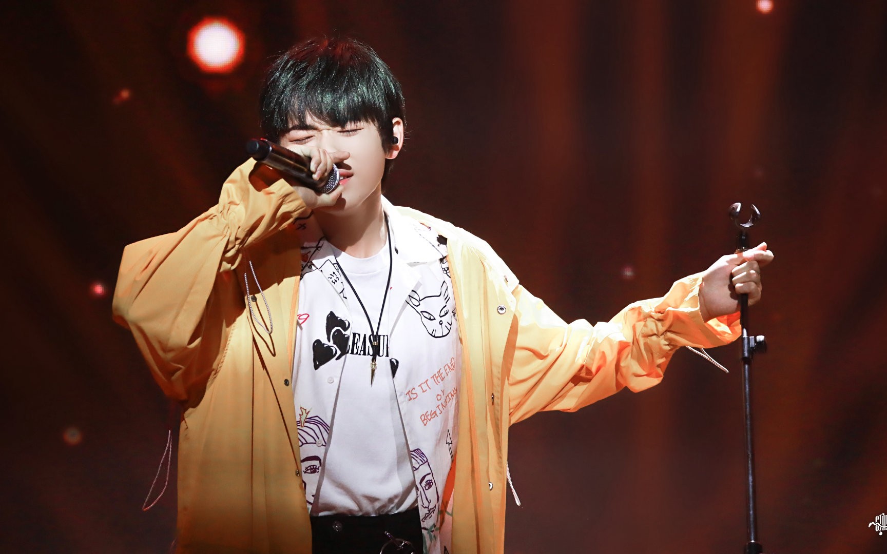 【宋亚轩】出道首唱会《老男孩》             站在舞台上的宋亚轩