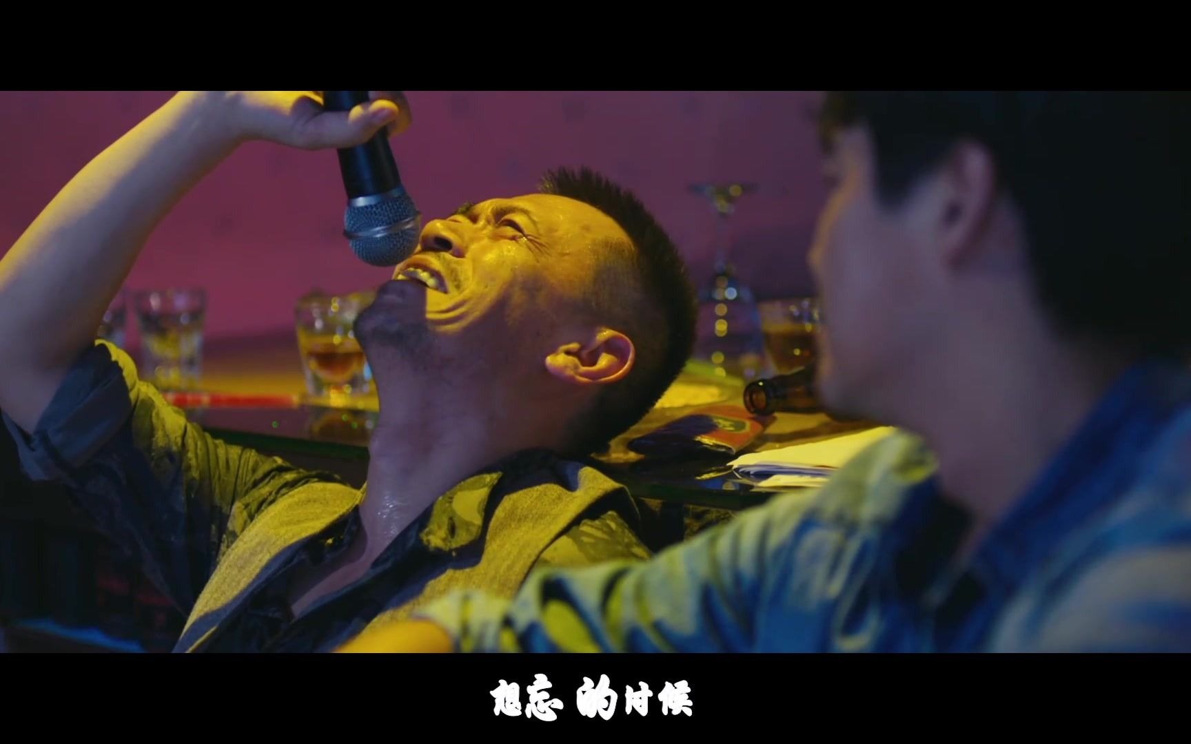 大欢的《深夜的酒》伤感催泪,一个人在夜里碰杯,酒杯里装满泪水!