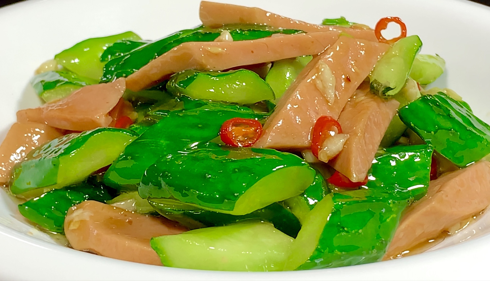 黄瓜搭配火腿肠这种做法火了,清脆入味,我家天天吃都不腻,好香