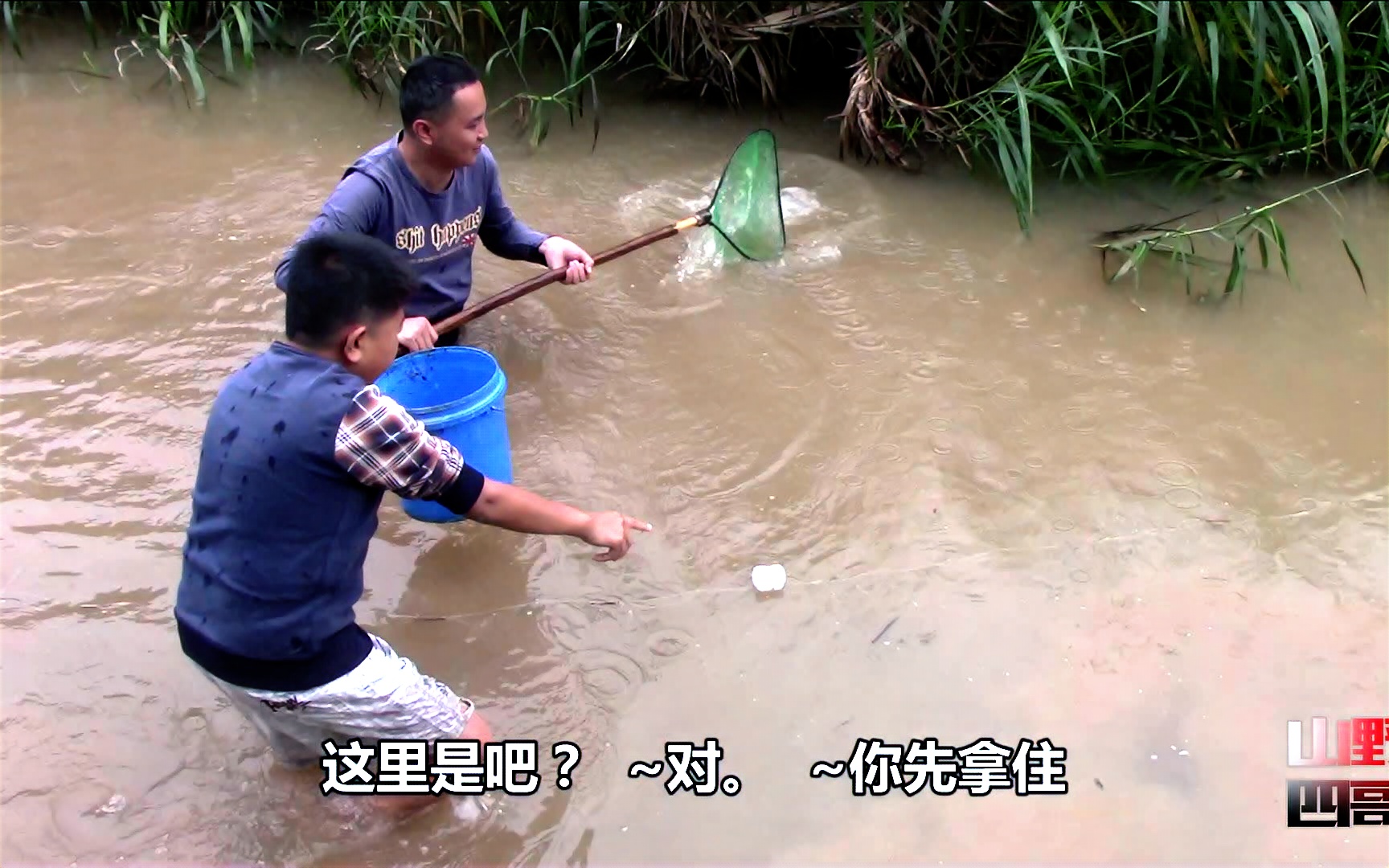 农村小子冬天河里捞鱼只抓了6条小白鲢险些冷感冒