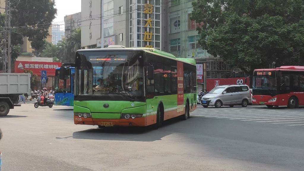 南宁公交802路的宇通鹰眼