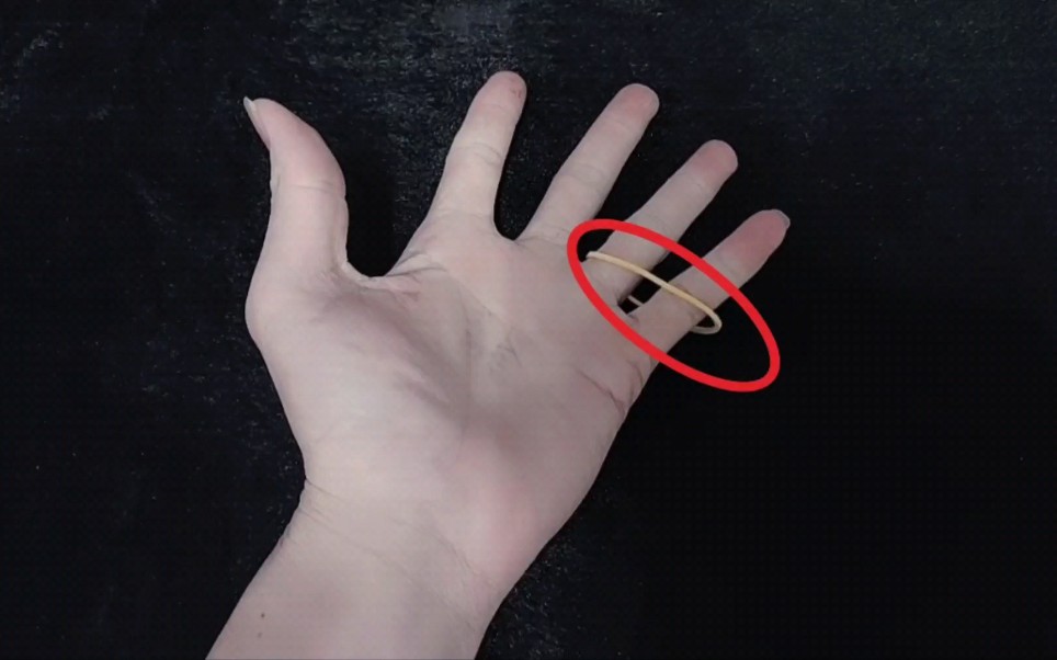 魔术揭秘:橡皮筋瞬间穿越手指,原来是这样子!真简单