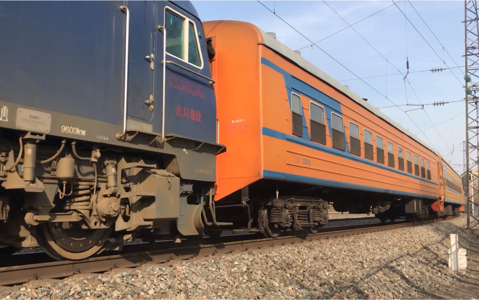 电力机车牵引长钢轨专用列车沈山线揽军屯站沈局连段hxd3b0206牵引浑