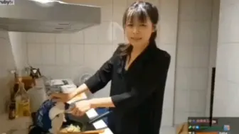 Скачать видео: 台湾美女重度鼻炎，做饭一直打喷嚏，大口喷口水，誰敢吃她做的饭？