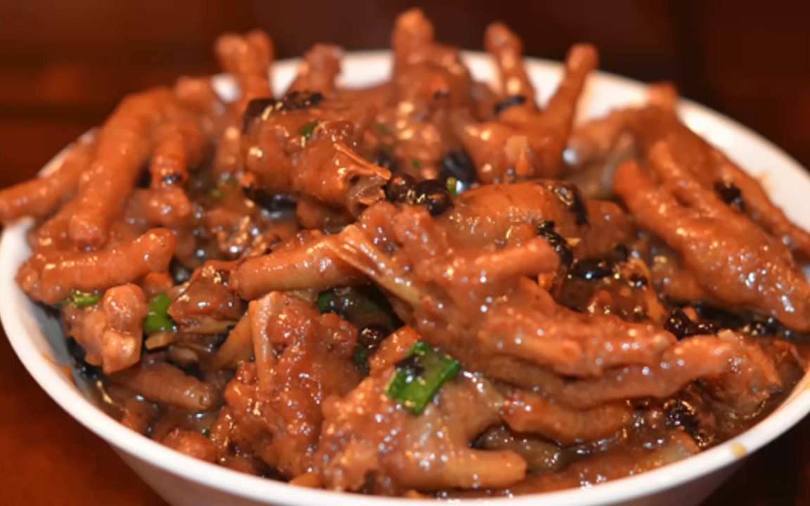 夜宵吃个红烧鸡爪,也就是凤爪,热气腾腾美味可口,有爱吃的小伙伴吗