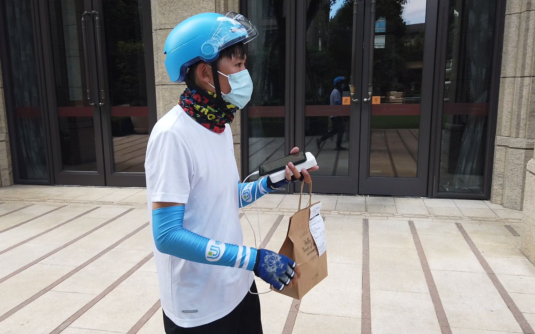 聋哑大学生暑期送外卖挣学费,杭州这座城市太暖了