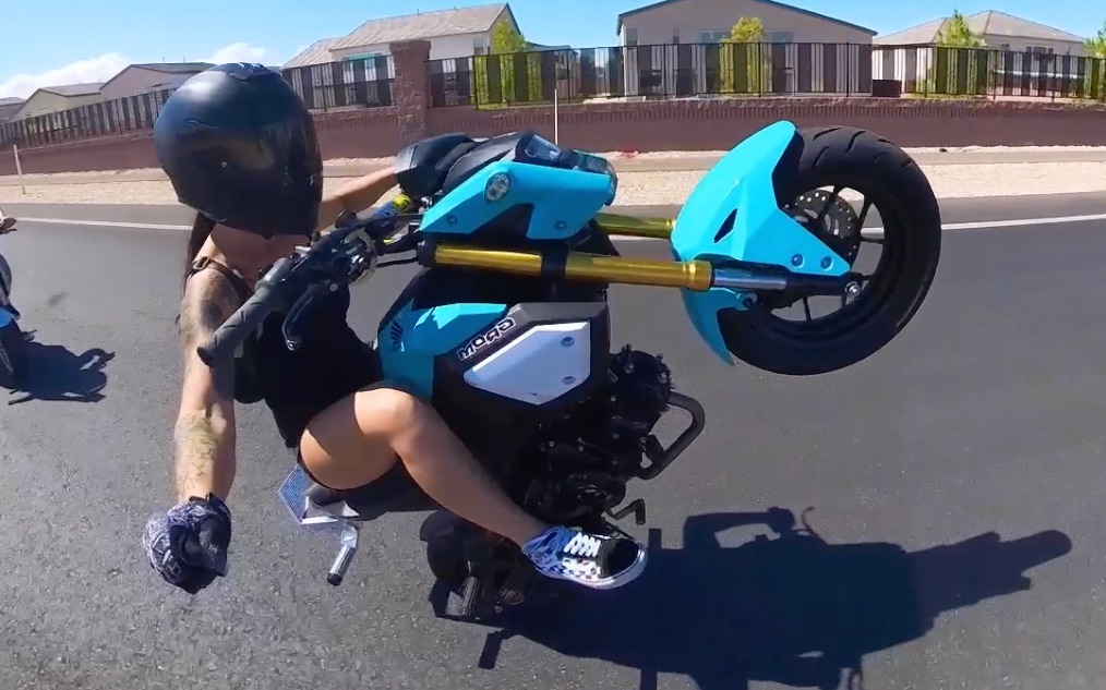 女骑单手玩特技摩托,太疯狂了!