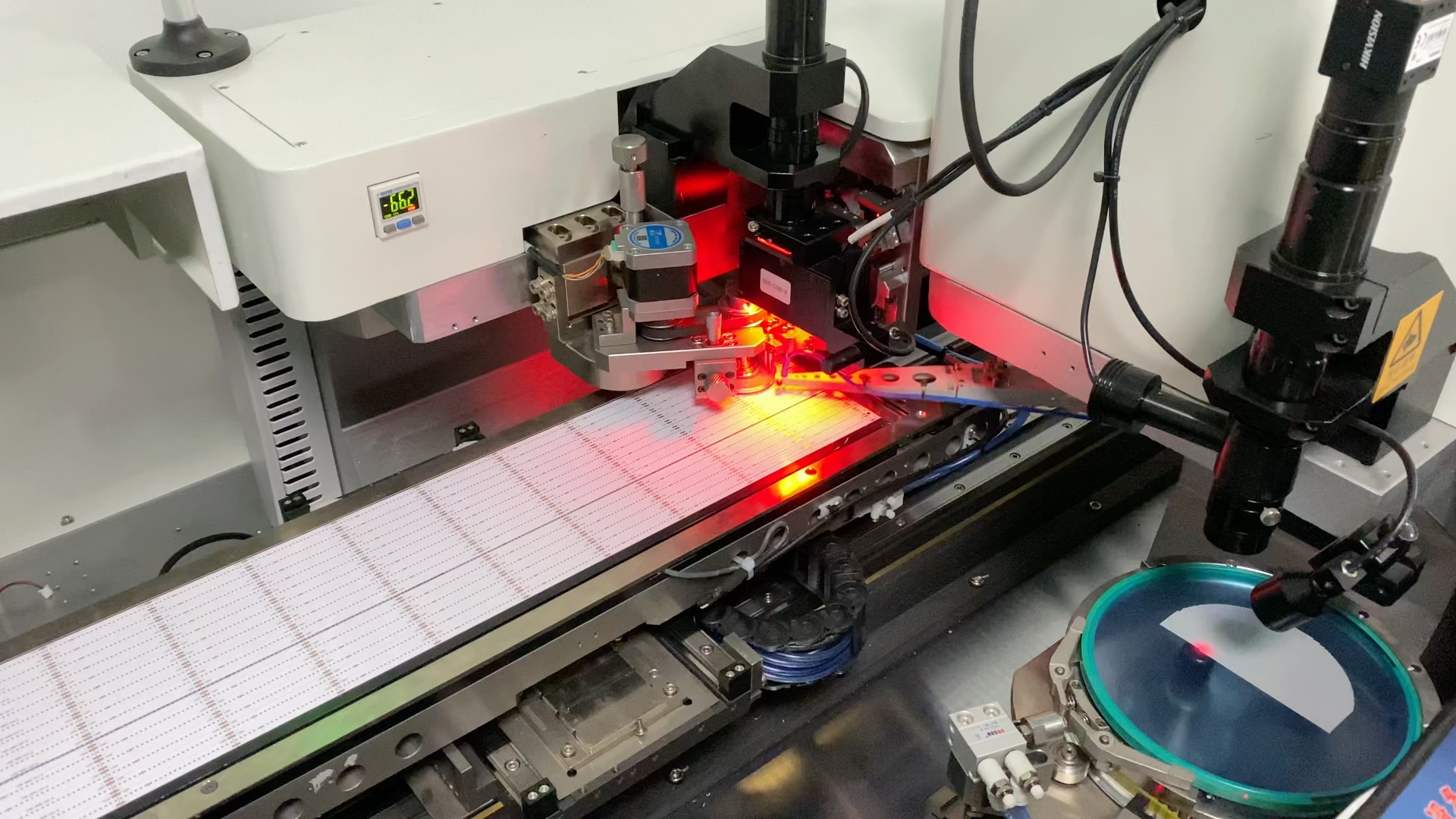 cob led灯条smt贴片机工作中