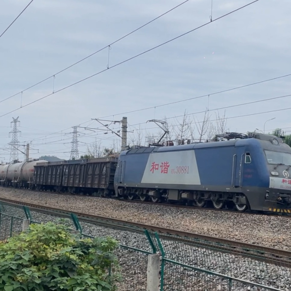 長鳴　HXD3B-0028 京局豊段 ESj3S4aU8AETBqa.jpg