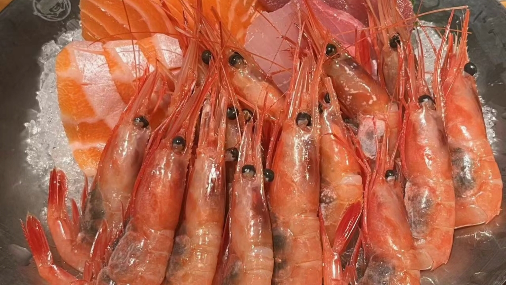 绝美皇冠三文鱼配北极甜虾.一口软糯油润,一口甘甜可口