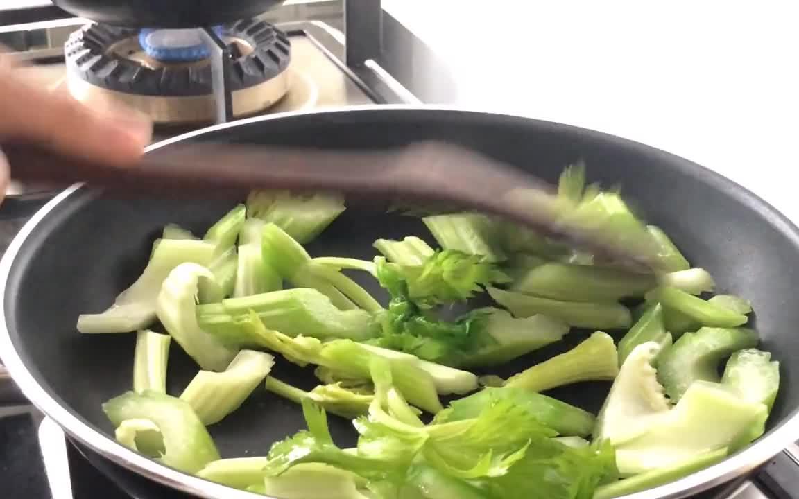 今日菜谱|西芹炒肉!!最平凡的周末,在家做一顿好吃健康的慰劳一下自己,不紧不慢,呆在厨房做一顿丰盛的晚餐.哔哩哔哩bilibili