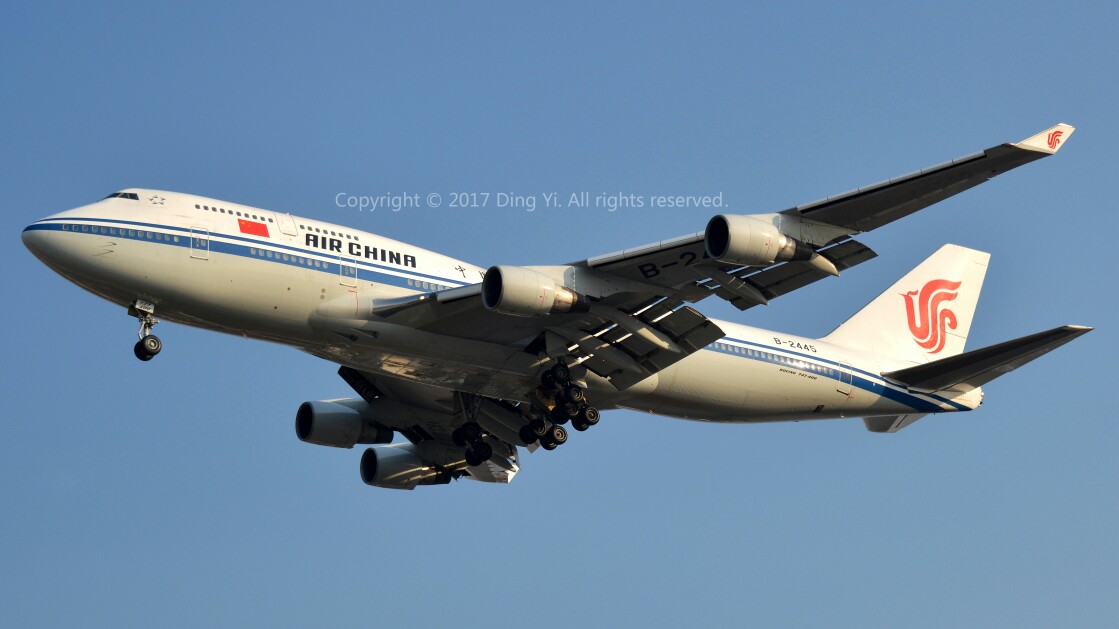 国航744(b-2445)降落上海虹桥机场