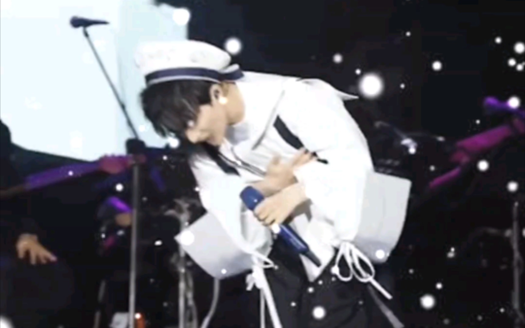 【周深】多少次的九十度鞠躬啊_哔哩哔哩_bilibili