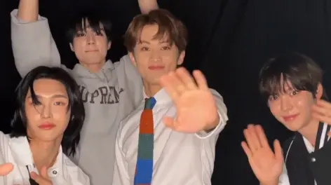 热最新地租和拉椅子我去才注意这个小视频里李帝努最后的小表情好可爱