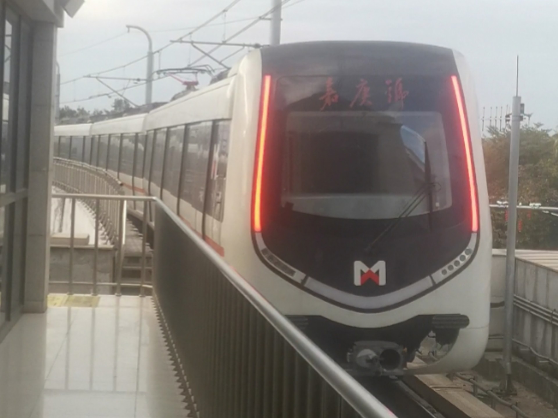 厦门地铁1号线嘉庚号列车01a052集美学村站岩内方向出站