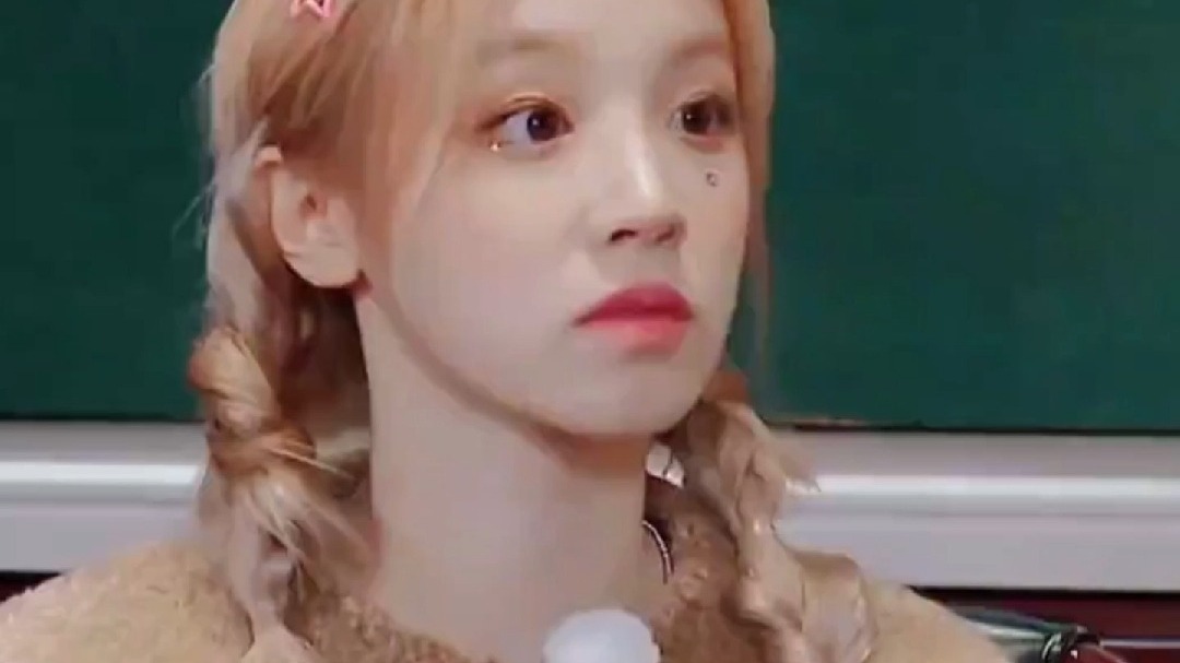 果然,宋雨琦在综艺里看不到光芒,但在舞台上,她永远是那一束光!