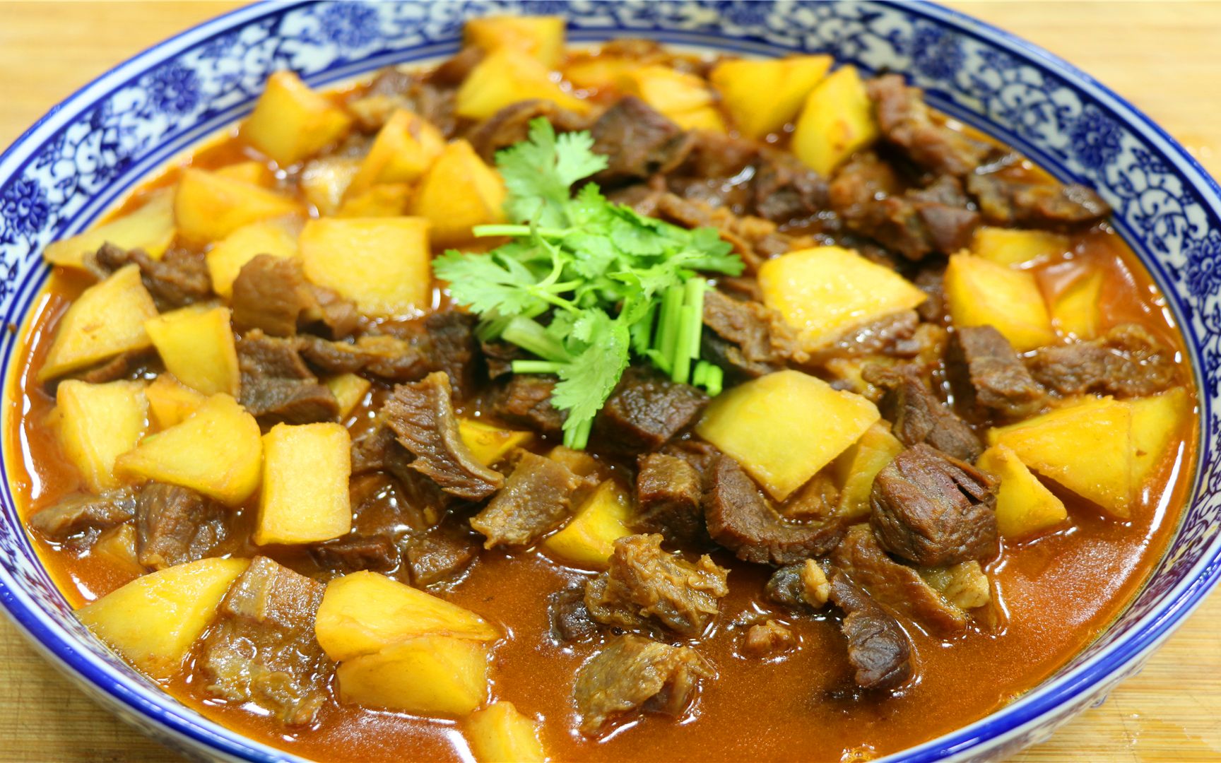 四川人这样做红烧牛肉,加点土豆更好吃更下饭,牛肉更是软烂鲜香