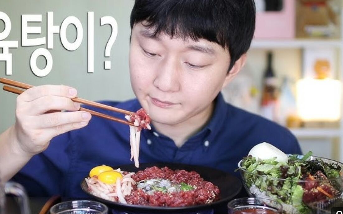 屋塔房小哥吃播 生肉肉 咀嚼音 10.22_哔哩哔哩_bilibili