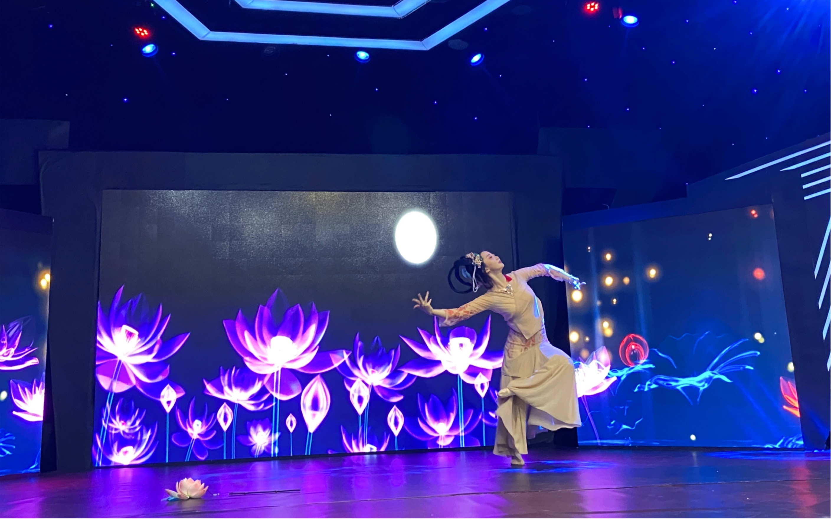 舞台首秀—古典舞「放灯行」