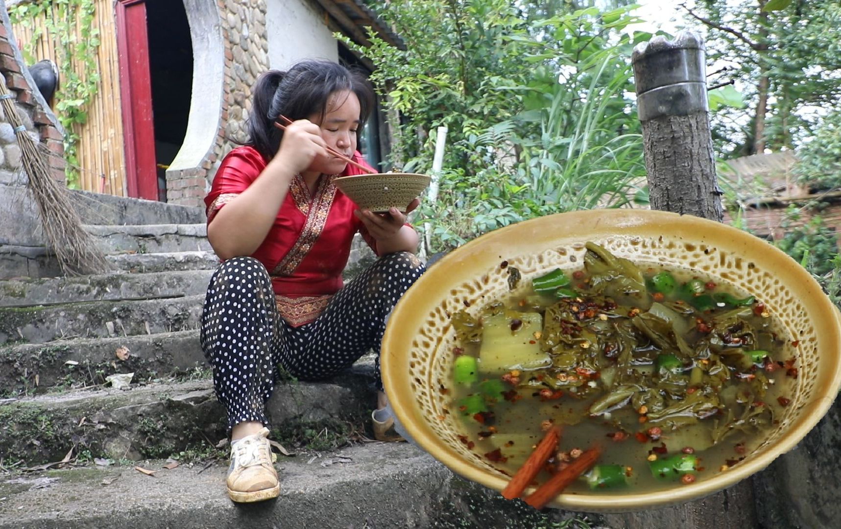 7月11日苗族特色菜“窝酿”,累了饿了困了喝它,精神会精神百倍哔哩哔哩bilibili