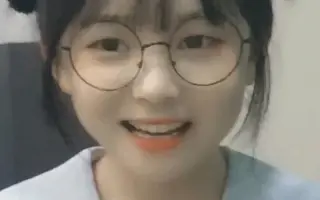 草莓酱：你们觉得我是可爱呢？还是可爱呢？