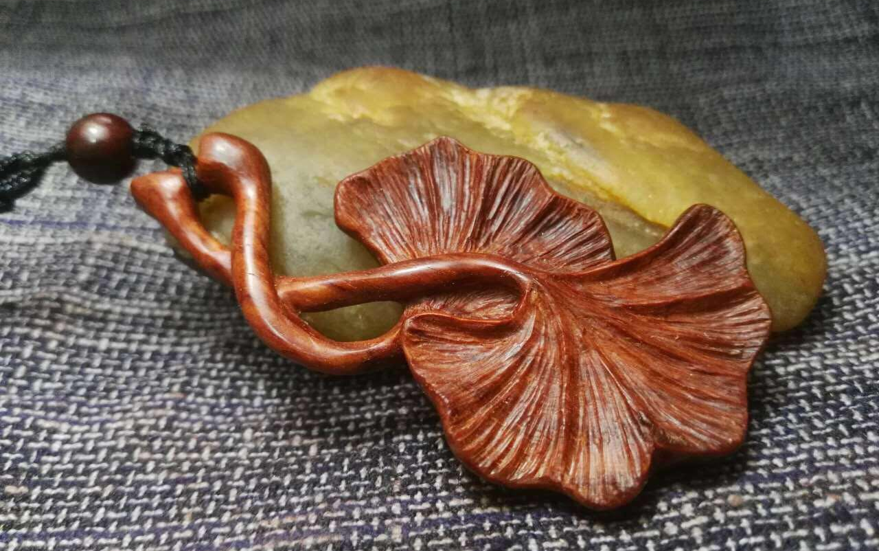 深刻堂老邓木雕银杏叶子吊坠制作流程