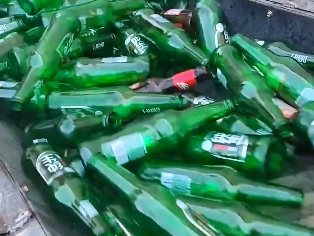 这位大哥把收来的废啤酒瓶竟然这样处理了