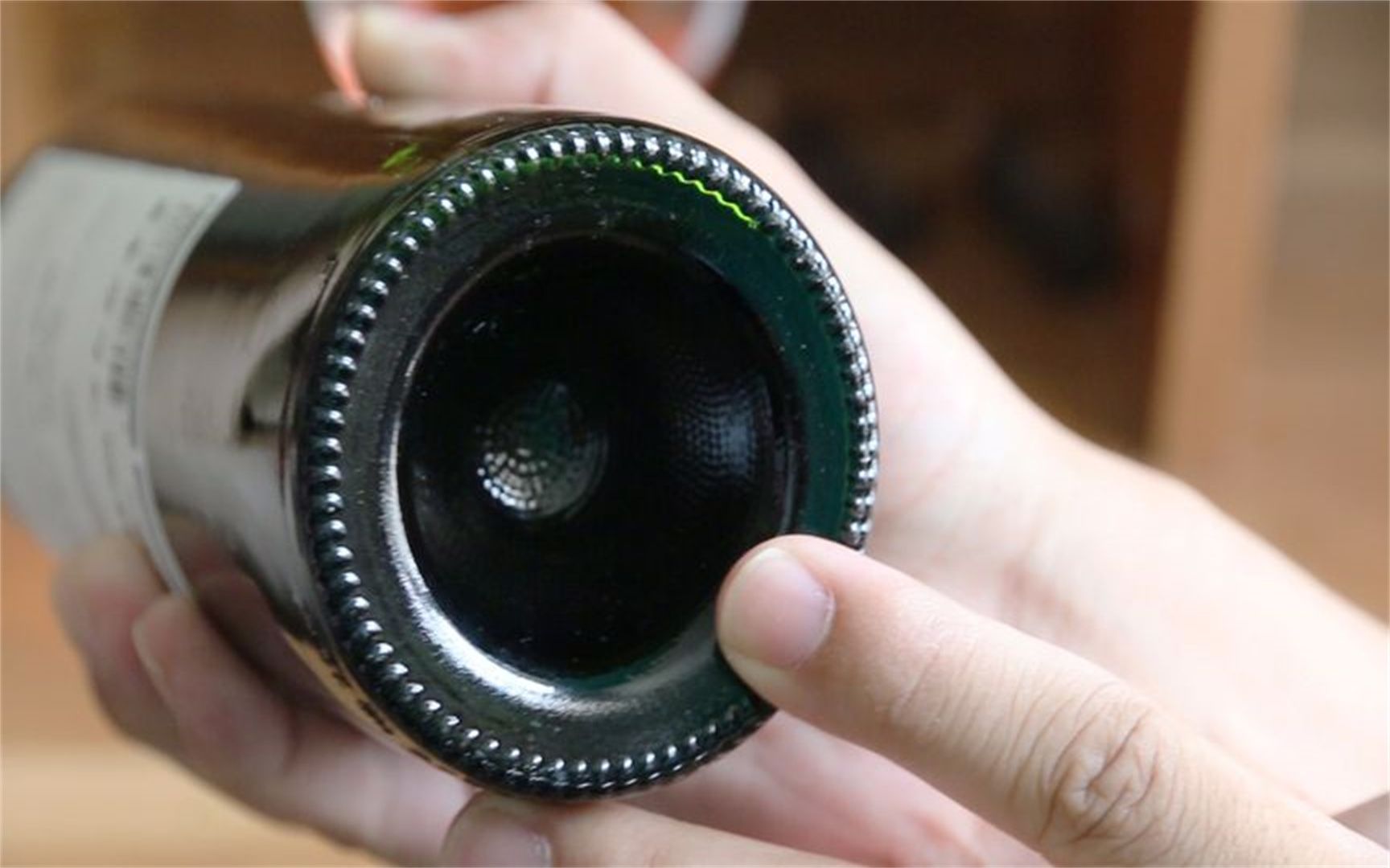 葡萄酒瓶底部呈凹形,凹形越深,红酒品质越好?