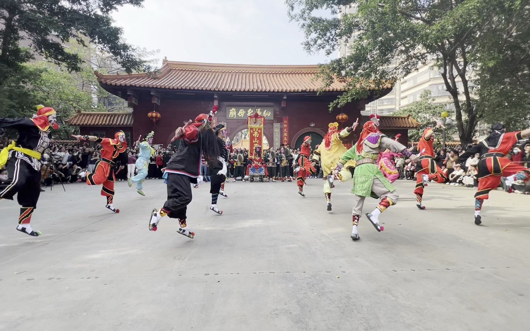 小时迁南山英歌接受电视台采访#潮汕英歌舞#南山英歌小时迁 #潮汕英歌