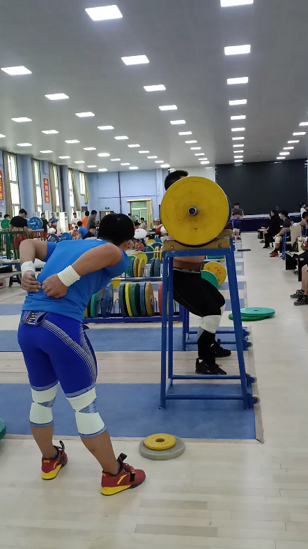 巨佬的240公斤前蹲@举重高闯