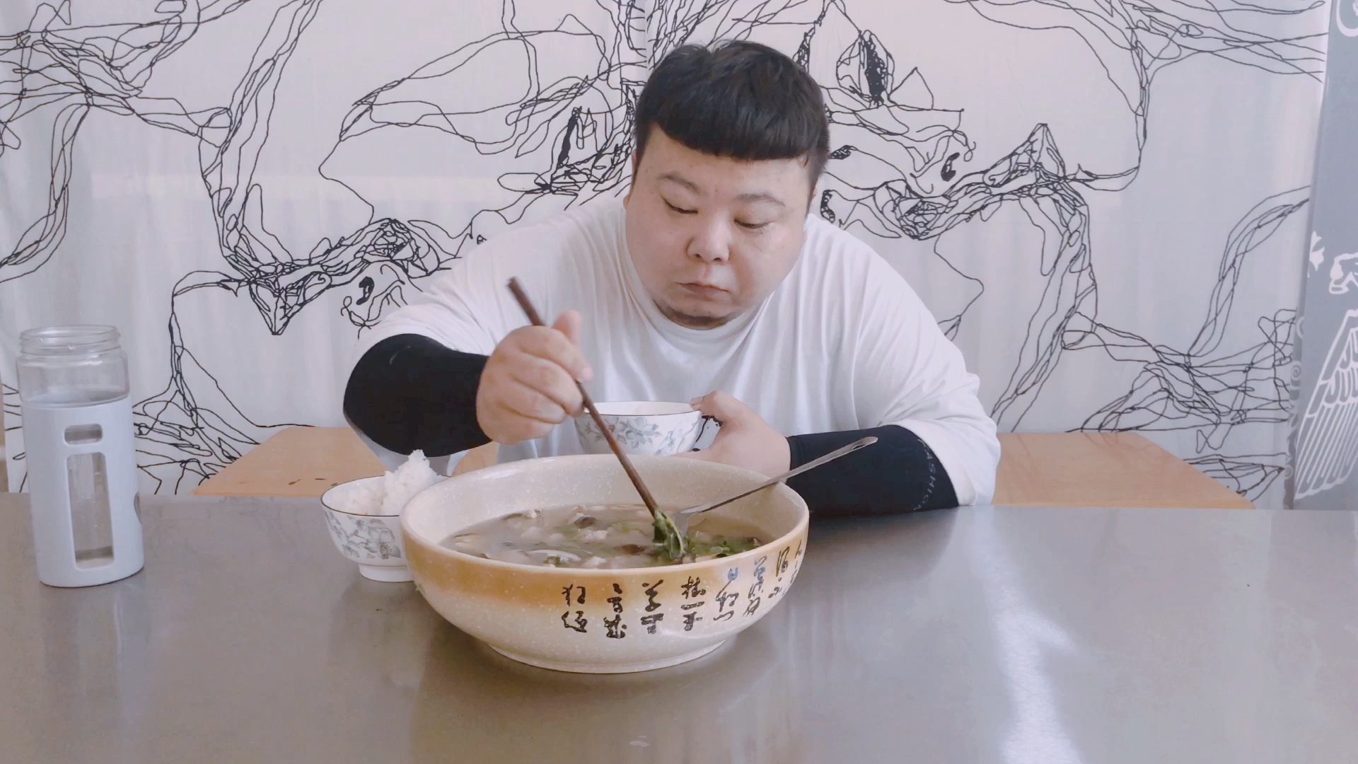 大胖子做一大碗香菇炖鸡吃肉喝汤真香吃完胖二斤