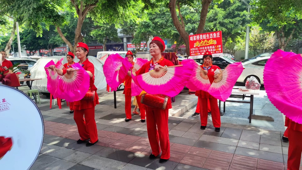 成都腰鼓队打鼓宣传敲鼓发传单游街举牌阿姨腰鼓队打鼓发传单