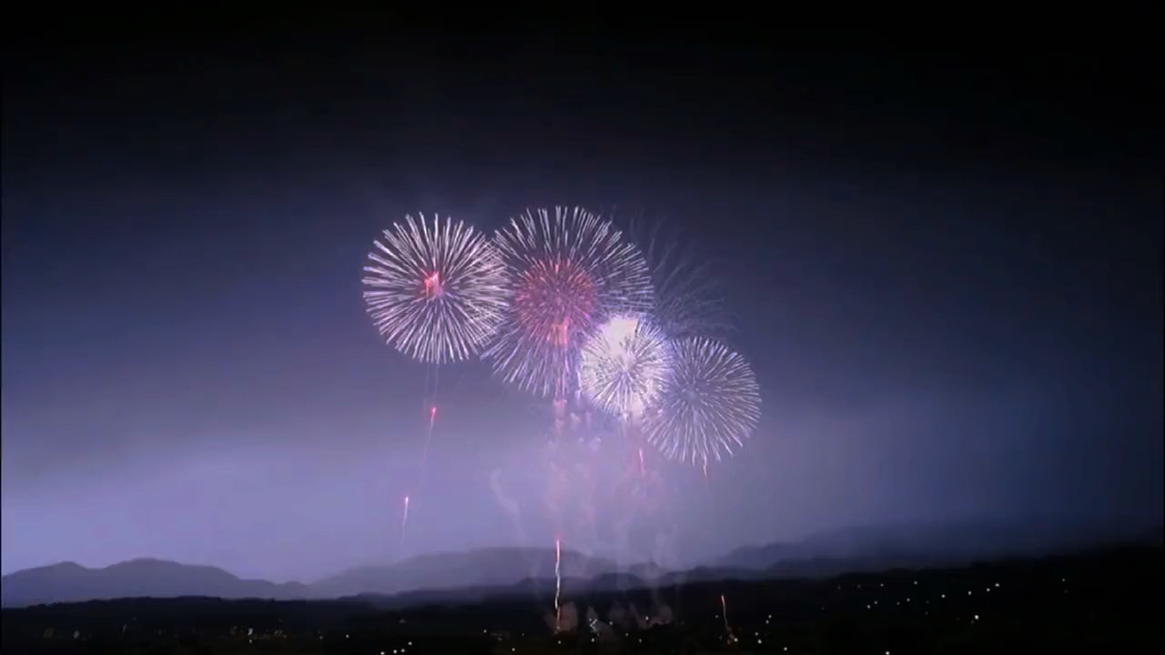 当烟花遇上闪电这罕见的一幕当然要分享给你