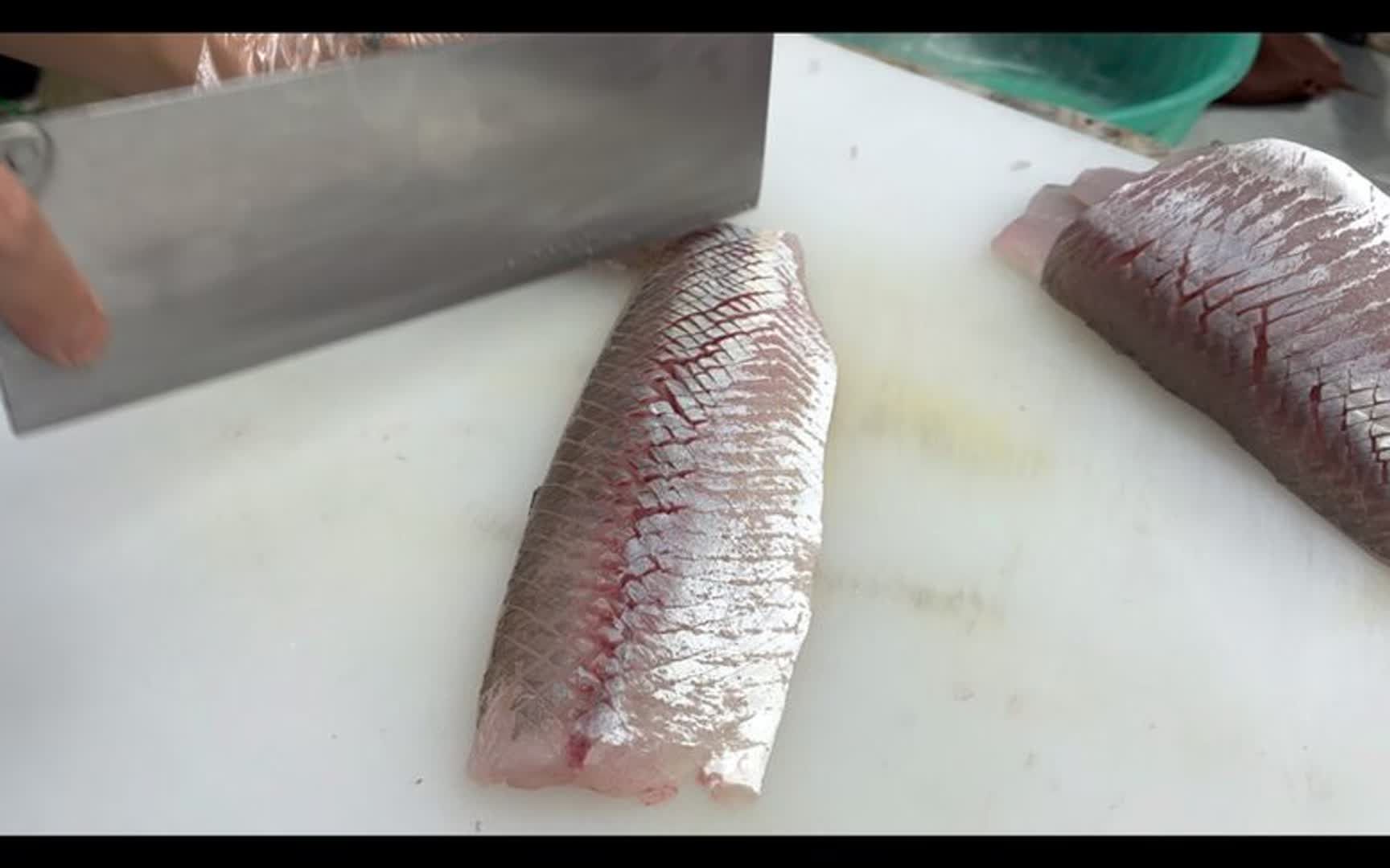 横县鱼生赤眼鱼打花刀,眼睛:会了,头脑:简单,手:不,我不会