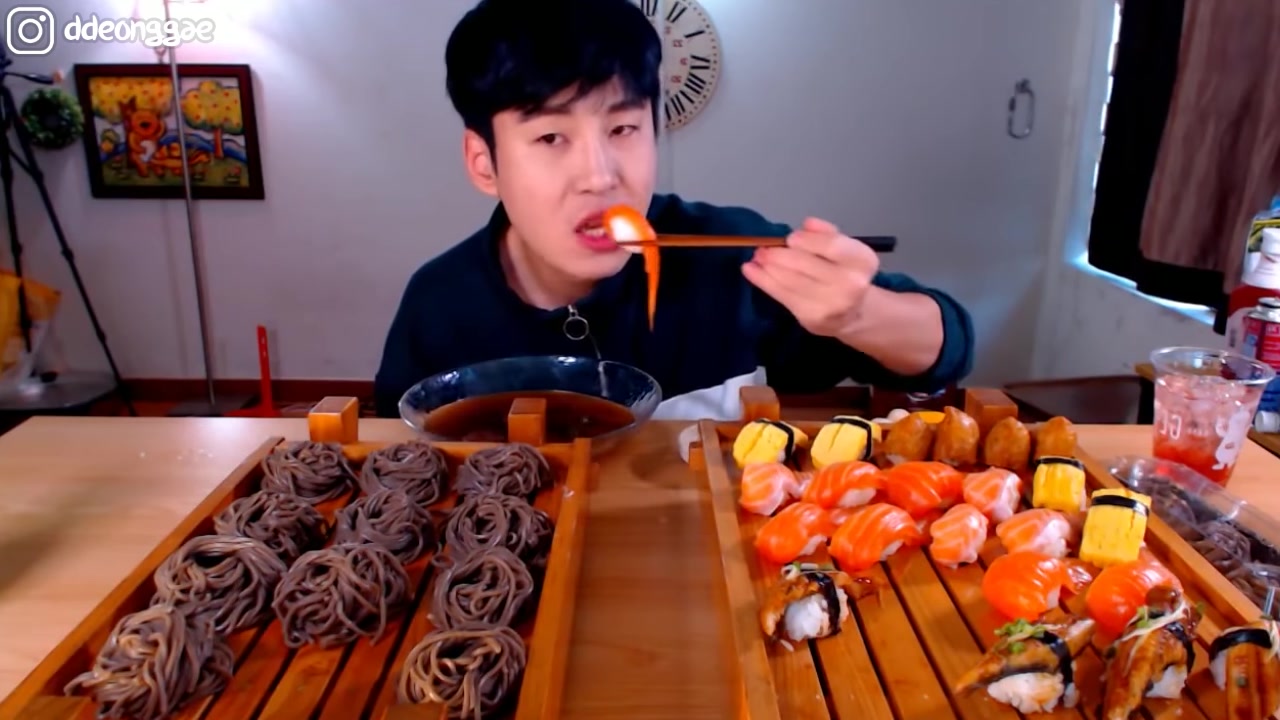 韩国吃播大胃王donkey日食特辑5份荞麦面和三文鱼寿司鳗鱼寿司吃播