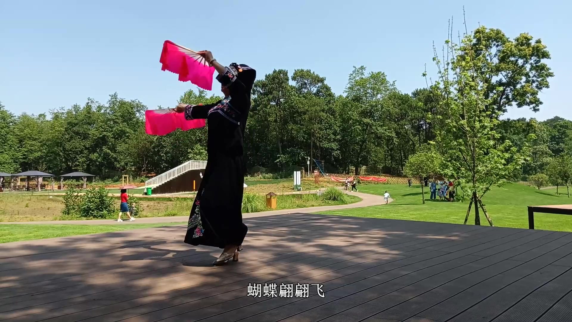 广场舞《蝴蝶翩翩飞》表演:欢乐老师!第二段_哔哩哔哩_bilibili