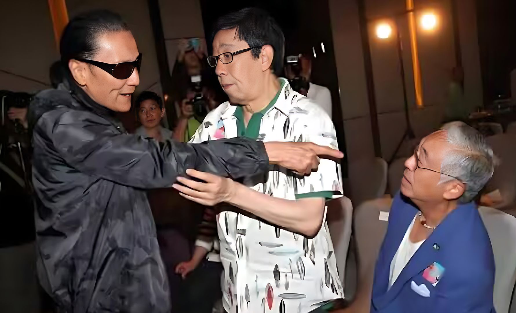 谢贤当众怒扇曾江巴掌,多年来拒不认错,却被王羽喊话:立刻爬来台湾