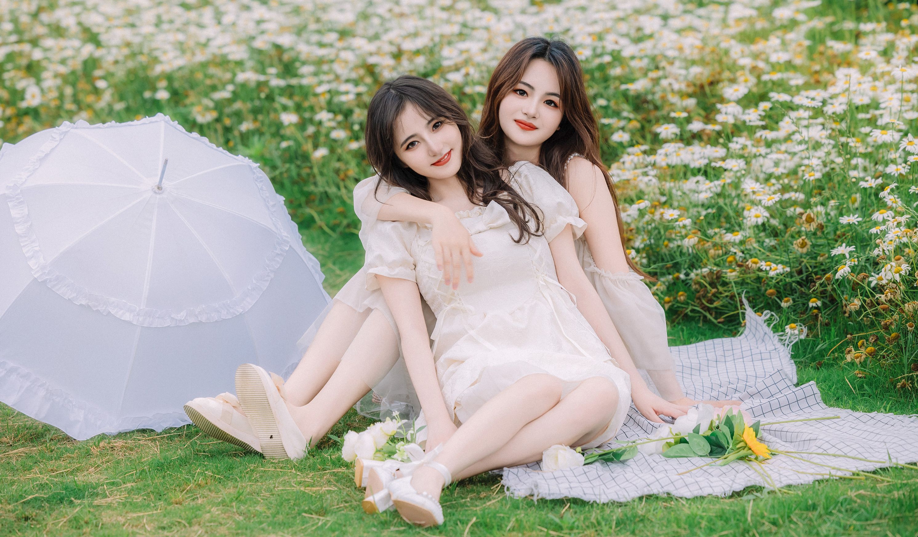 【闺蜜写真28】小清新姐妹的花海闺蜜写真(eos r6 rf70-200 2.8)