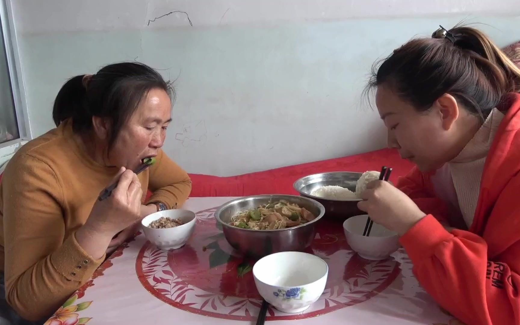 婆媳关系真融洽!择菜畅聊啥?