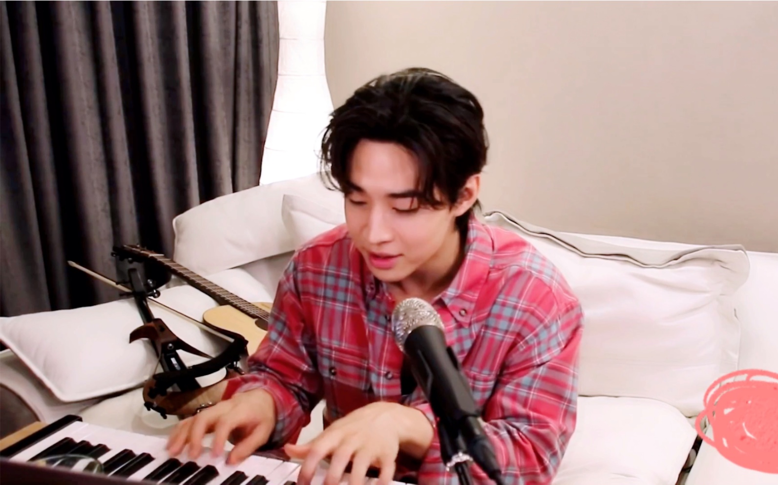 henry刘宪华直播与粉丝互动聊天唱歌