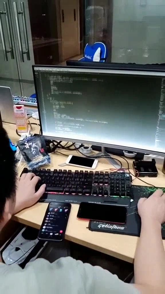前几天公司新来的程序员,不仅上班打游戏,连敲代码也不写注释,主要他
