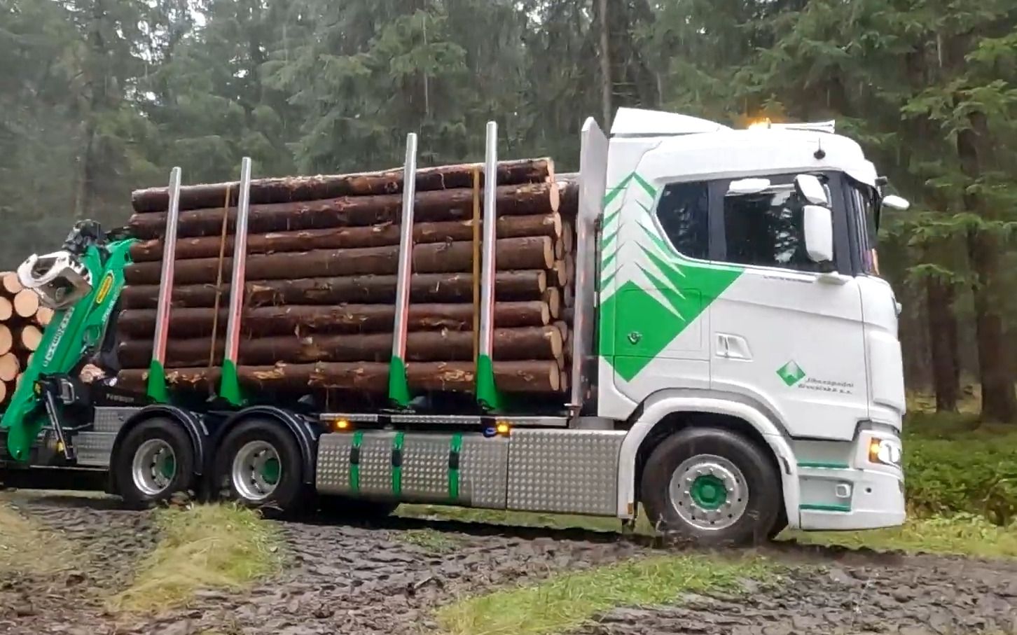 斯堪尼亚s770卡车装载木材运输