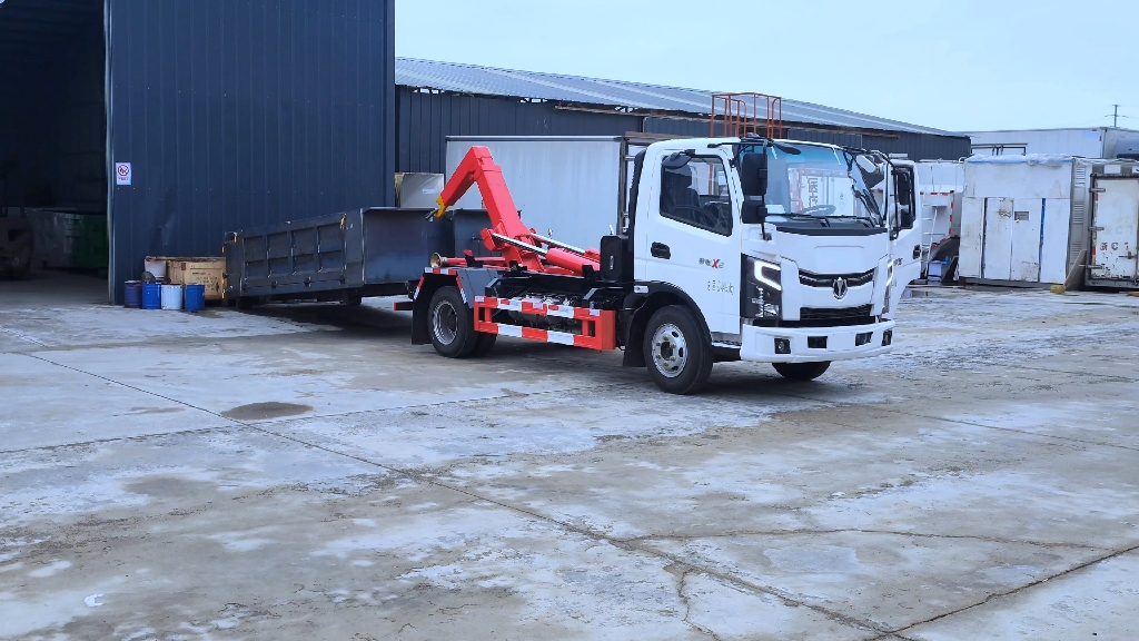 蓝牌建筑垃圾清运头牌车型奥驰x2车厢可卸式垃圾车#勾臂垃圾车#蓝牌勾